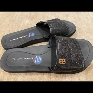 Tommy Hilfiger Size 6 Slides